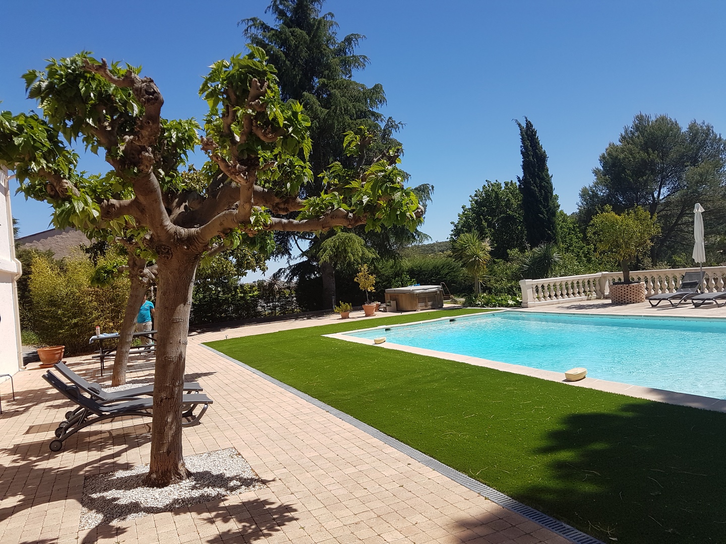 Gazon synthétique pour piscine à mémoire de forme prince à Valbonne, Alpes Maritimes, 06